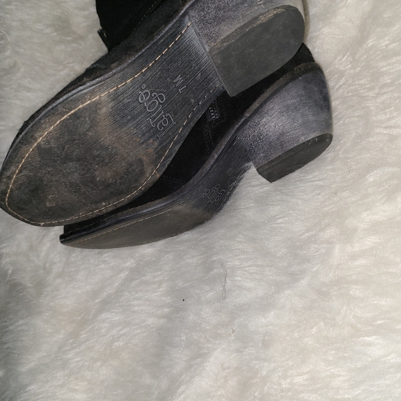 Latigo Size 7 M Black Suede Booties - Picture 5 of 6